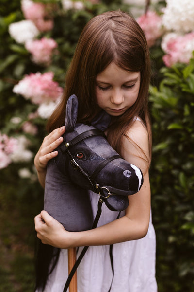 Astrup Hobby Horse Steckenpferd Grey Black geöffnetem Maul