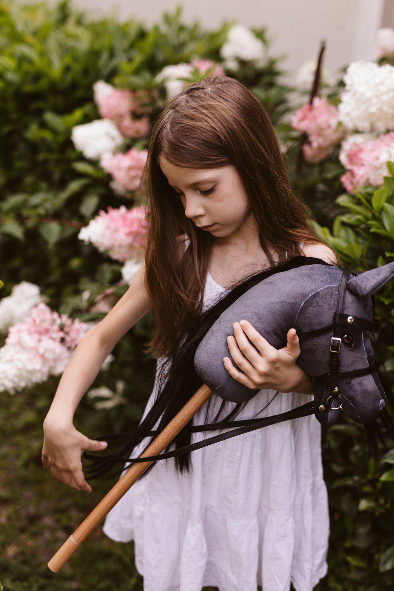 Astrup Hobby Horse Steckenpferd Grey Black geöffnetem Maul