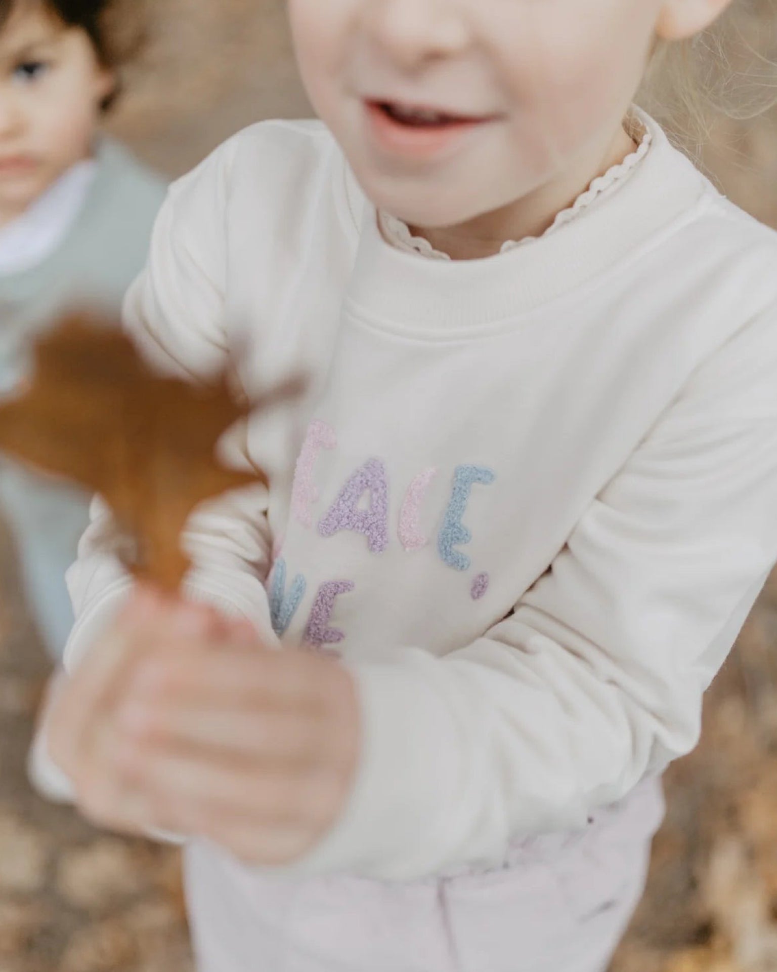 Leevje - SWEATSHIRT 'PEACE, LOVE & JOY' MIT RÜSCHENSAUM