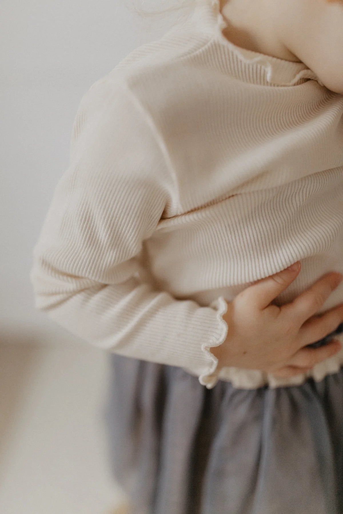 Leevje - LONGSLEEVE 'LIGHT BEIGE' MIT HOHEM KRAGEN