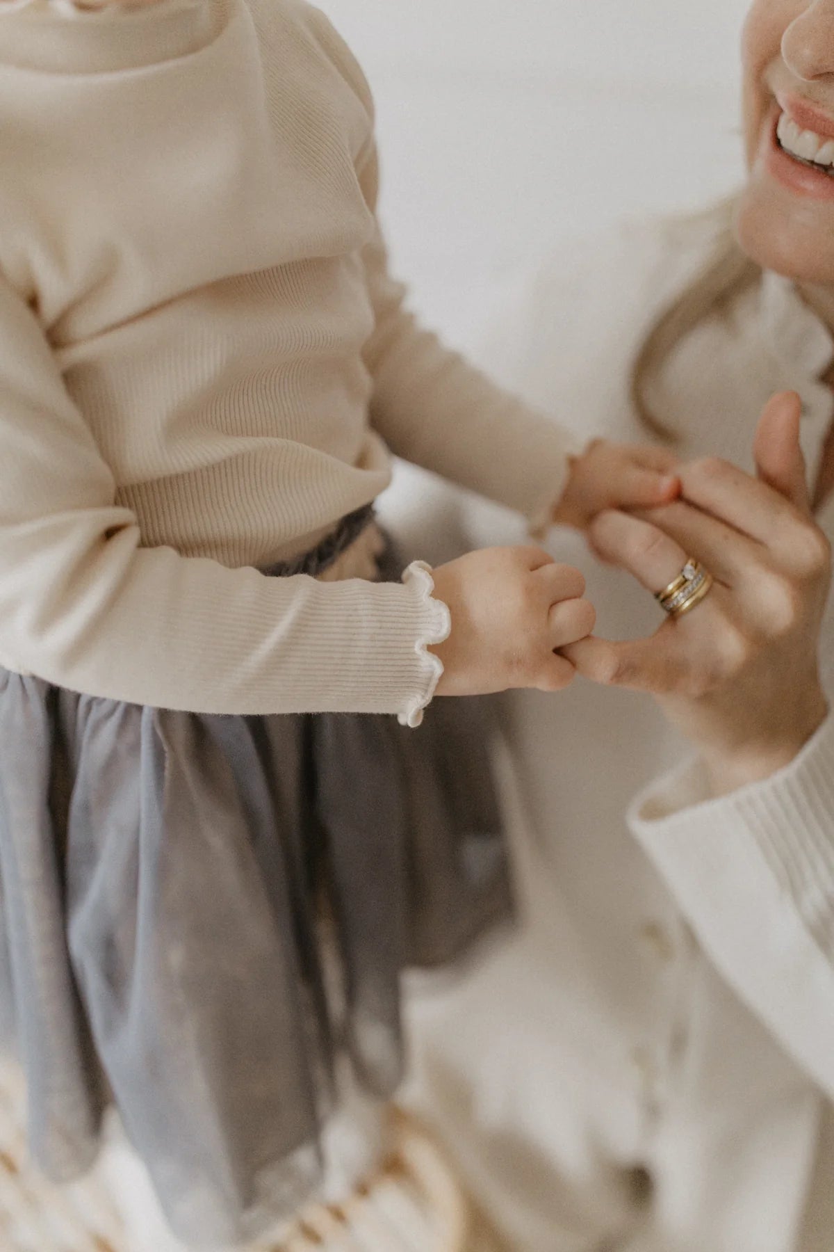 Leevje - LONGSLEEVE 'LIGHT BEIGE' MIT HOHEM KRAGEN