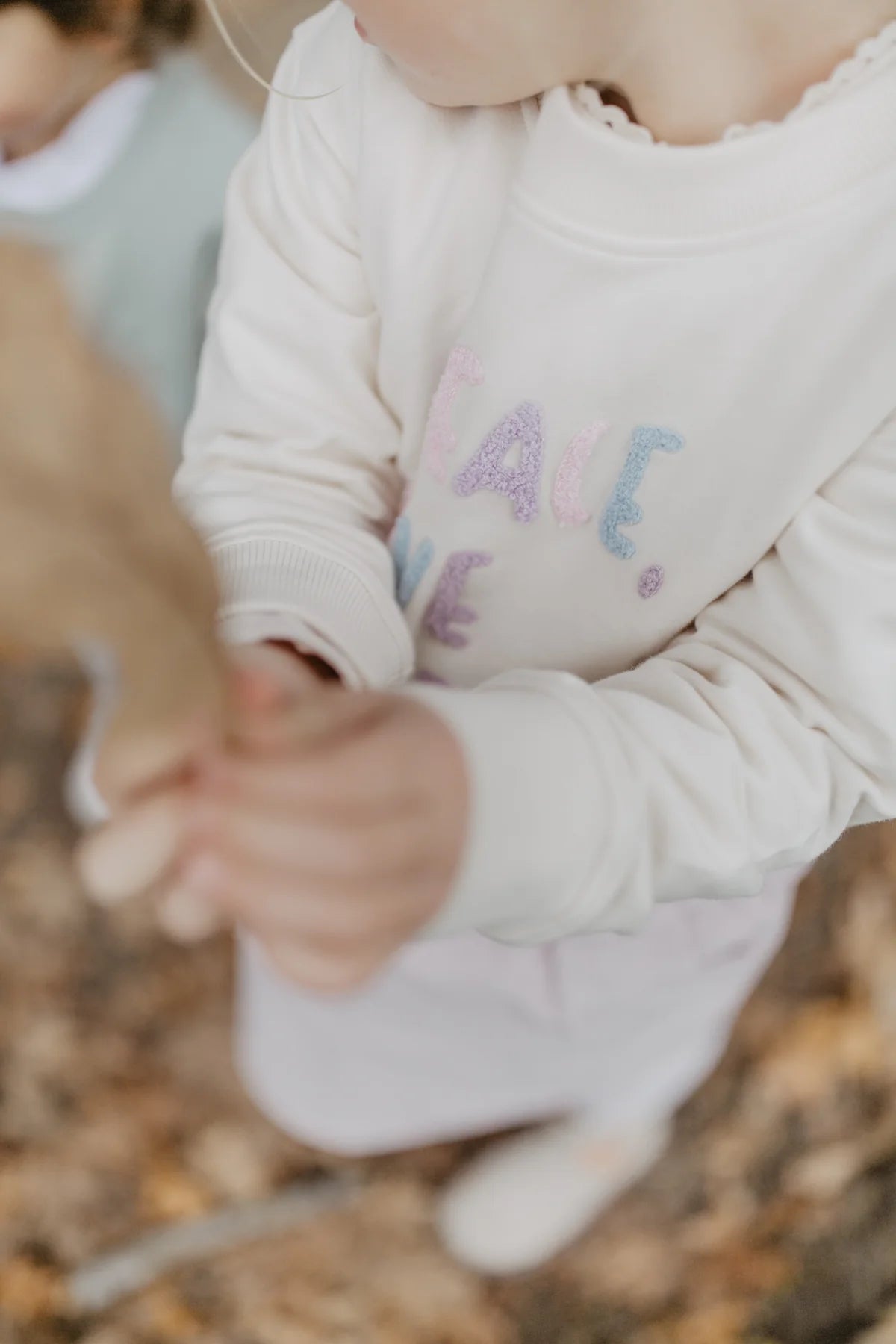 Leevje - SWEATSHIRT 'PEACE, LOVE & JOY' MIT RÜSCHENSAUM