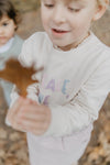 Leevje - SWEATSHIRT 'PEACE, LOVE & JOY' MIT RÜSCHENSAUM