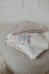 Leevje - SWEATSHIRT 'PEACE, LOVE & JOY' MIT RÜSCHENSAUM