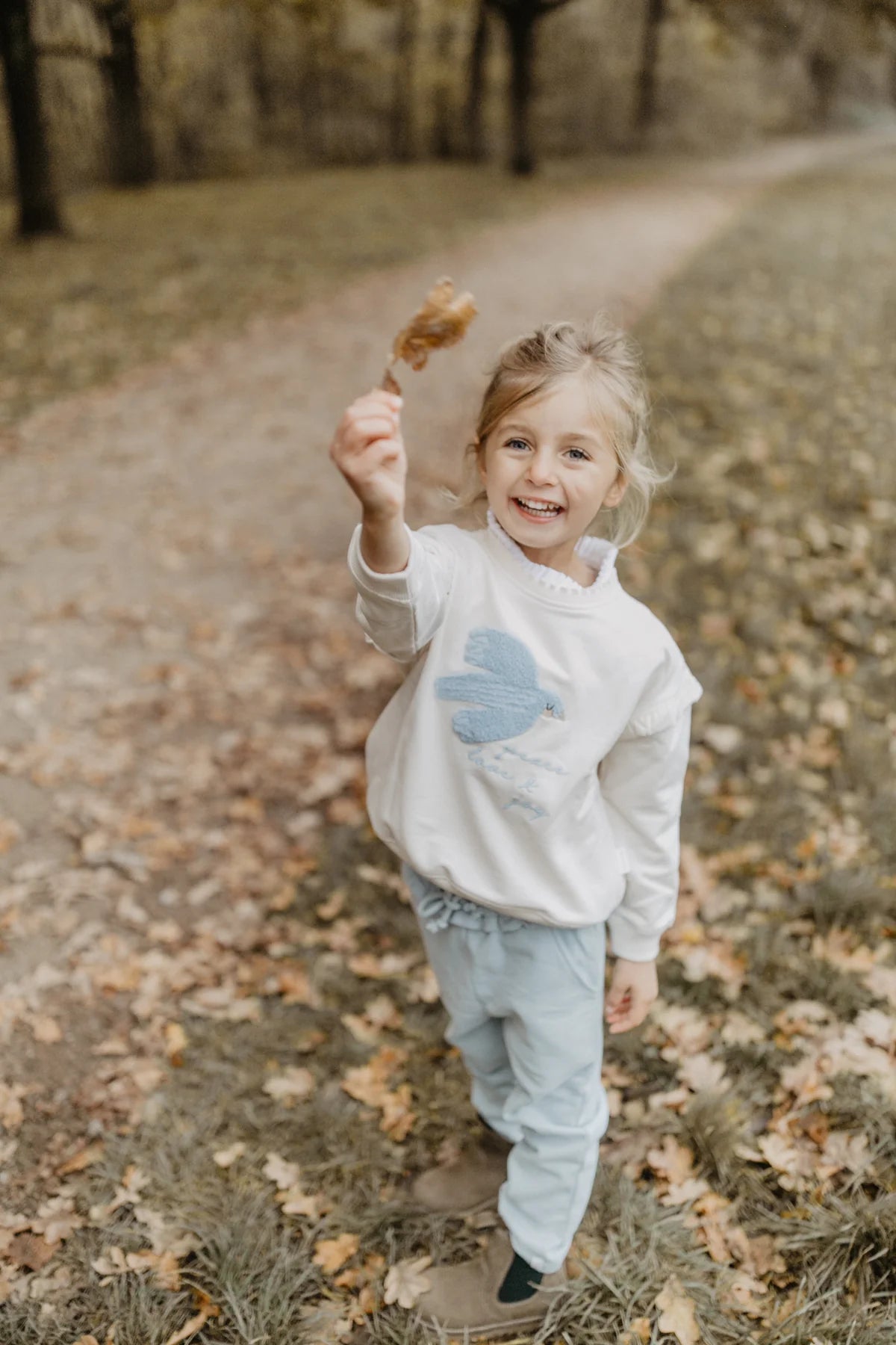 Leevje - OVERSIZED SWEATSHIRT 'PEACE, LOVE & JOY' MIT RÜSCHENDETAILS