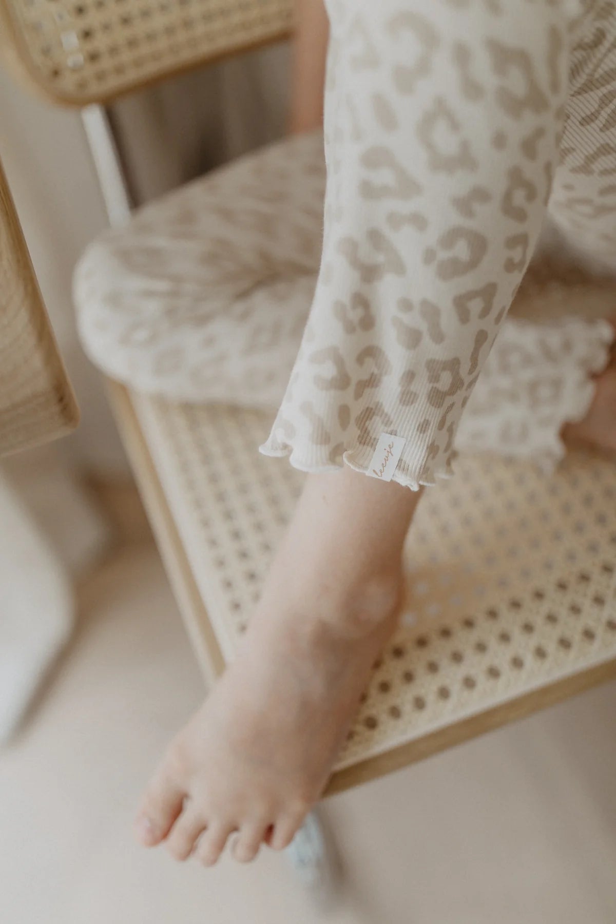 Leevje - SCHLAG-LEGGINGS 'LEO' MIT SCHLEIFE AUS BIO-BAUMWOLLTE