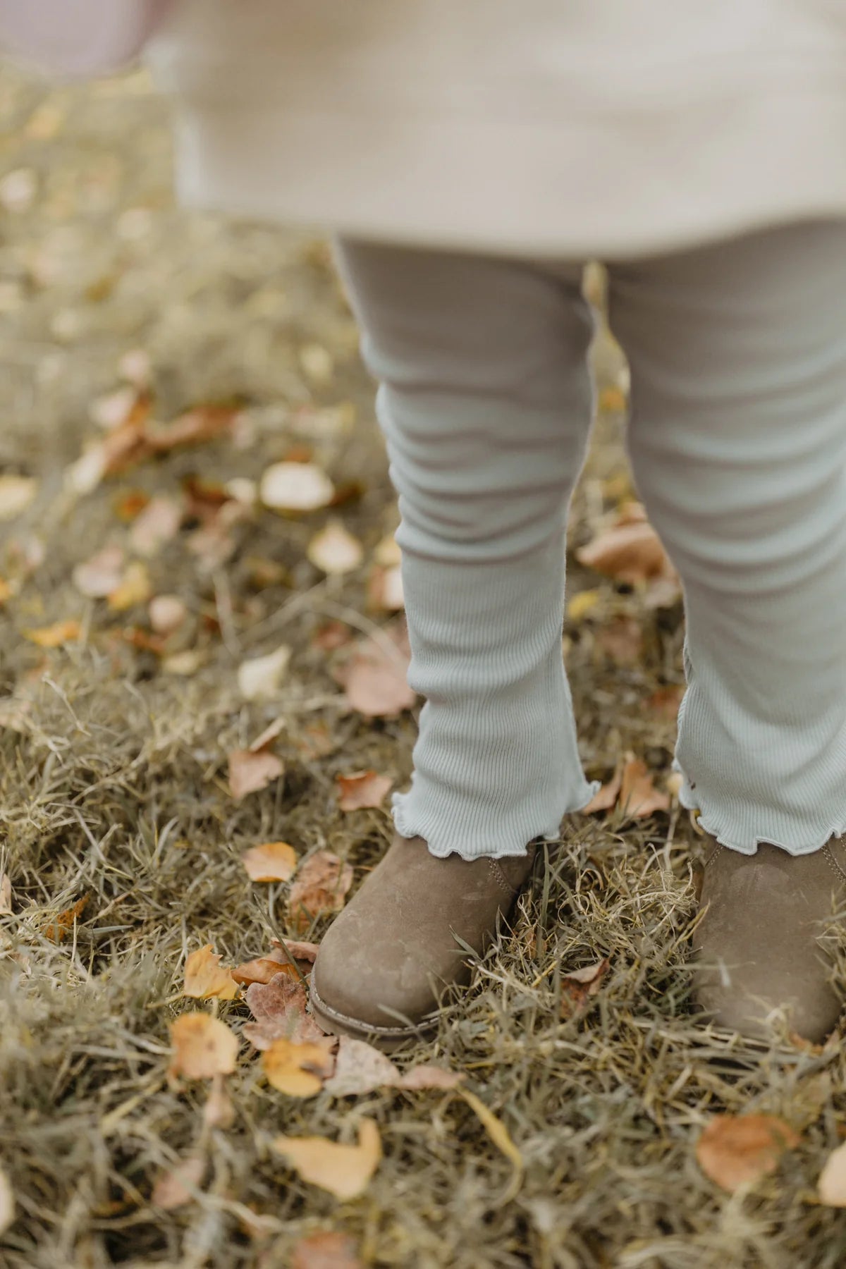 Leevje - SCHLAG-LEGGINGS 'SOFT GREEN' MIT SCHLEIFE AUS BIO-BAUMWOLLE